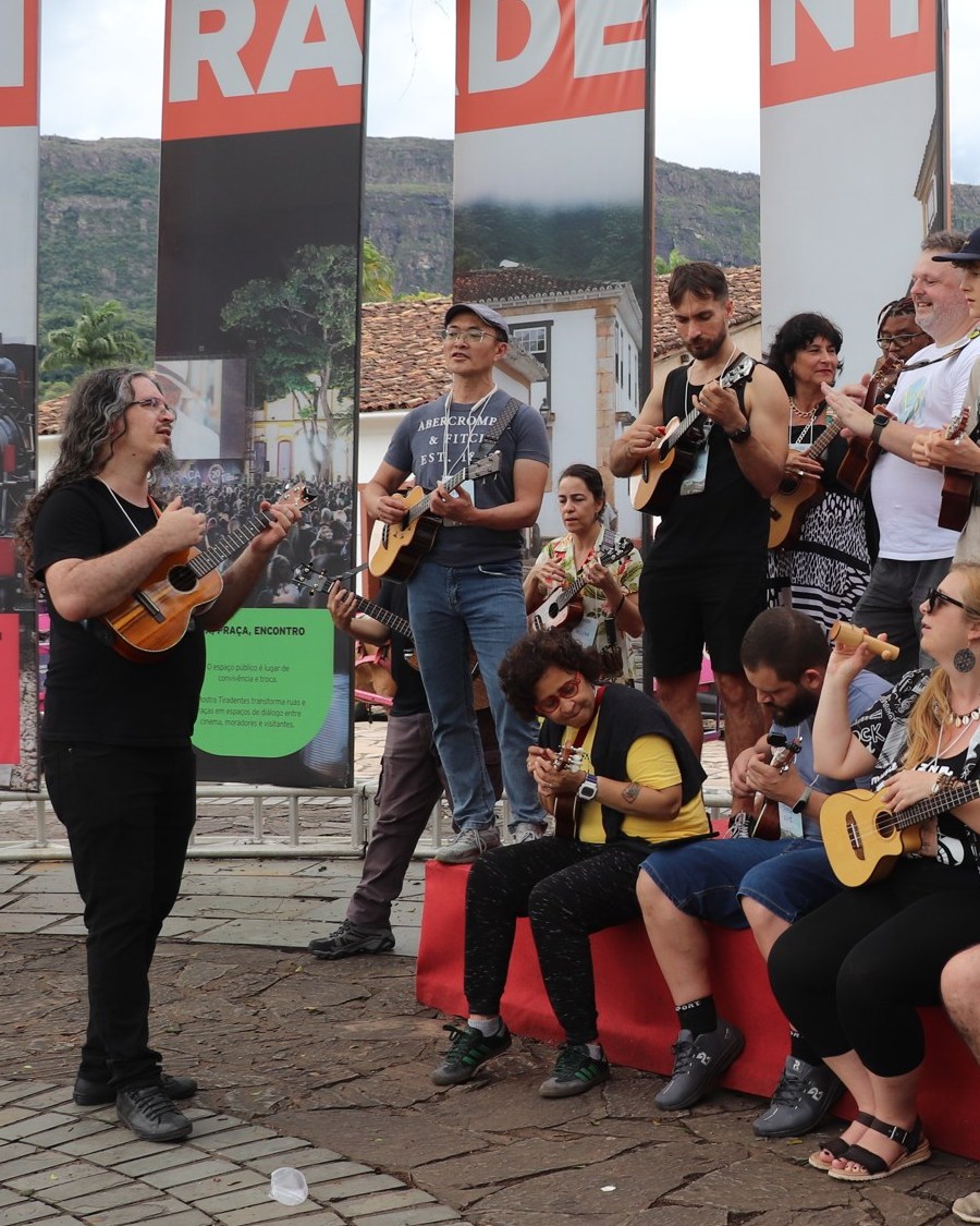 João Tostes conduzindo músicos durante o Festival Brasileiro de Ukulele em Tiradentes