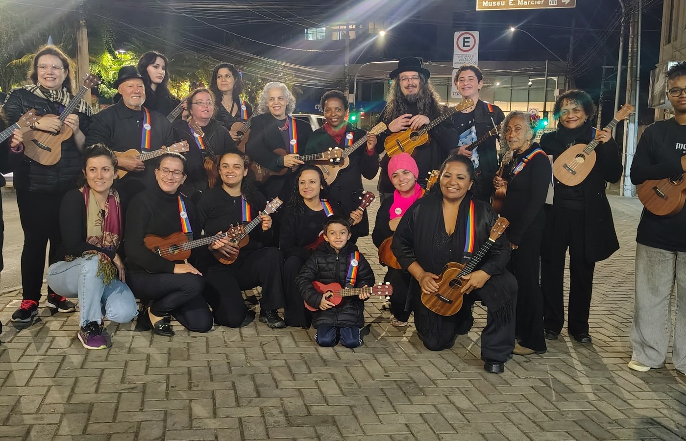 João Tostes com a Orquestra Multicor em apresentação de rua em Barbacena