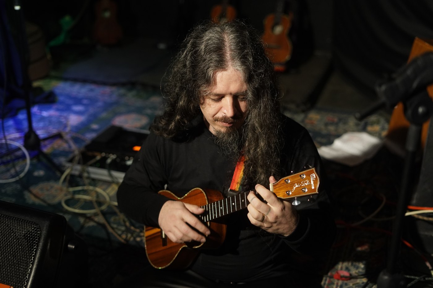 João Tostes tocando ukulele na Tecer Cultural