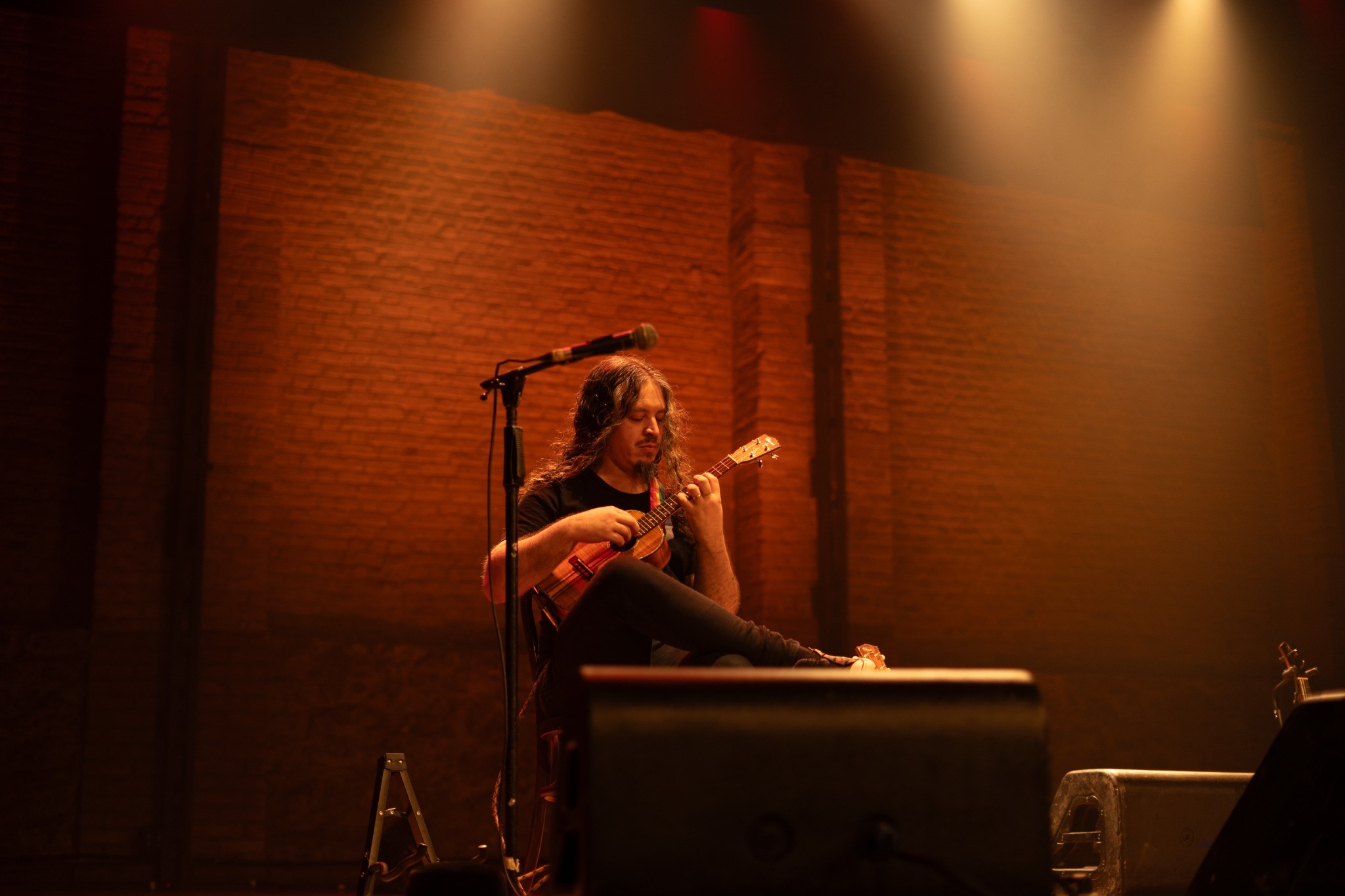 João Tostes tocando ukulele no Theatro Municipal de Niterói
