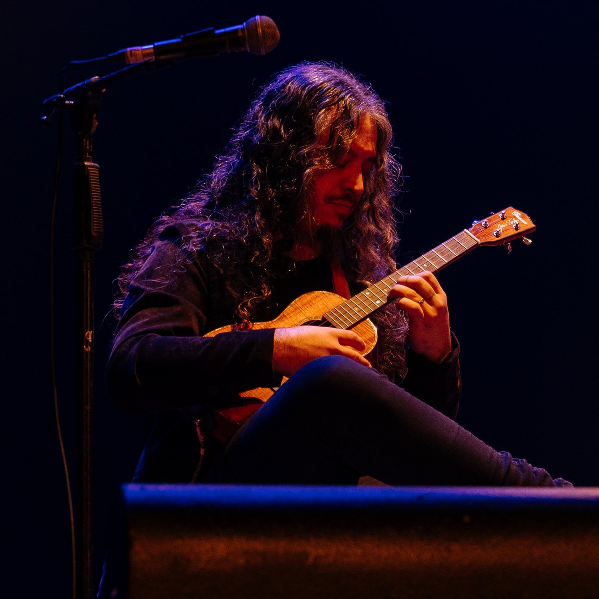 João Tostes tocando ukulele no Theatro Municipal de Niterói