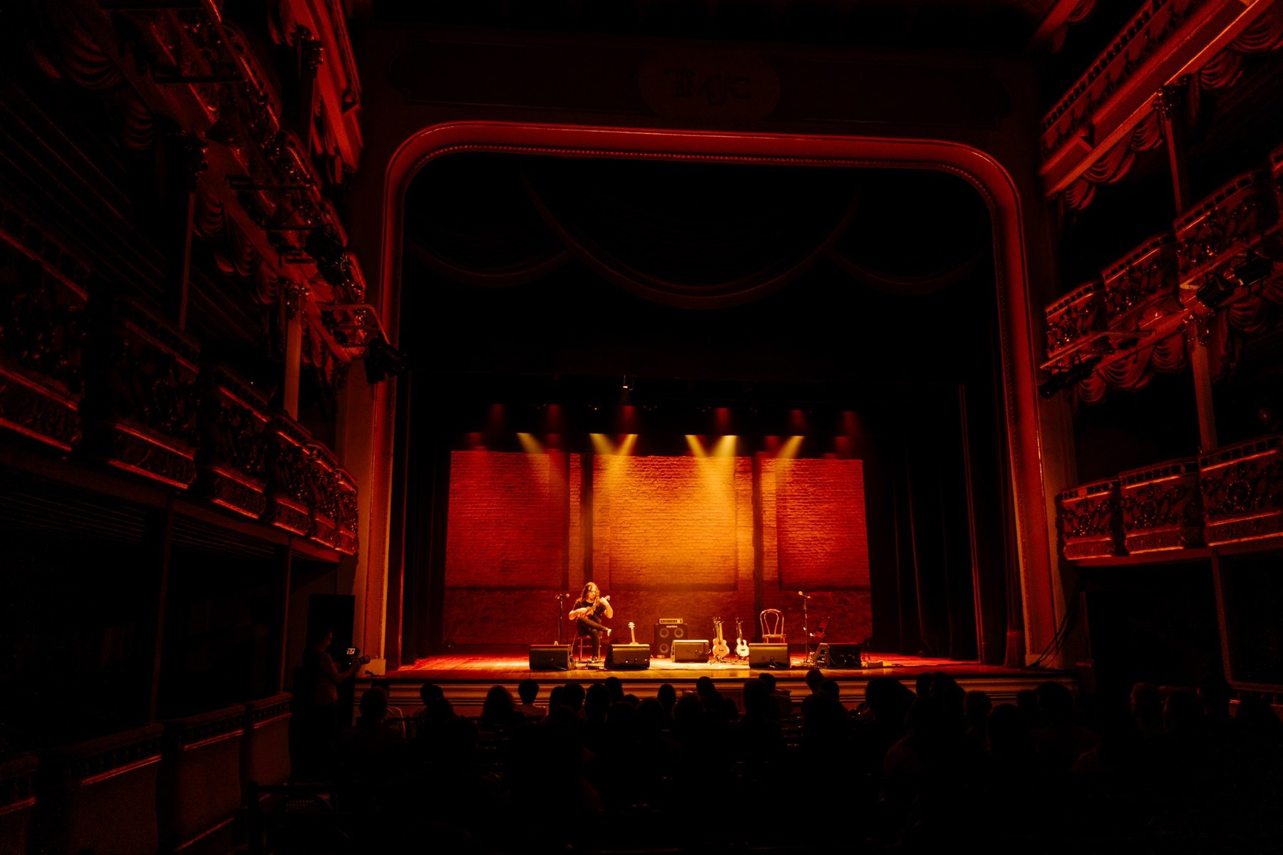 João Tostes em apresentação solo no Theatro Municipal de Niterói